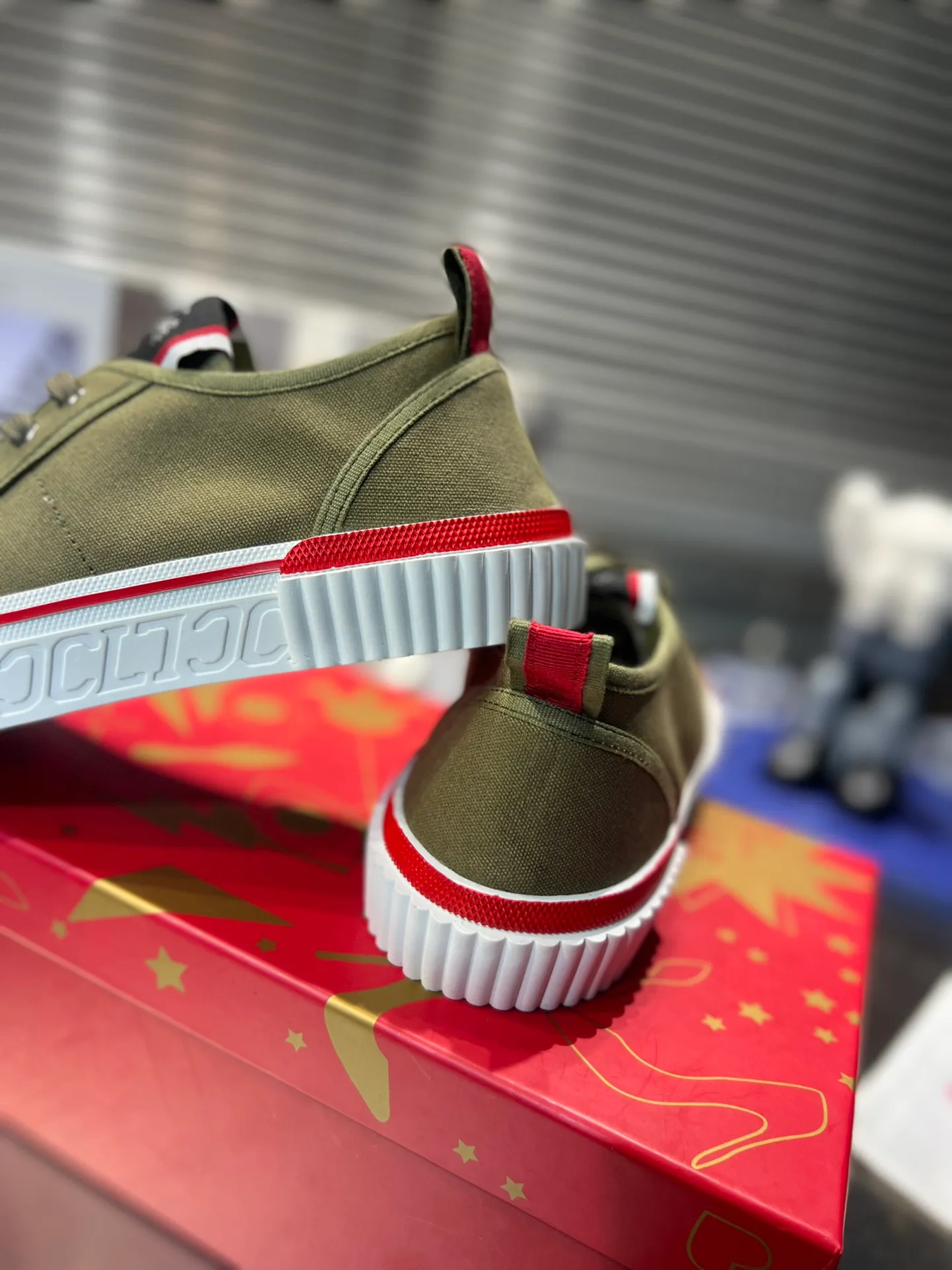 👟👟Ex-factory price 500👟👟 ╔Low top canvas air force white model╗ ·Top version customization·2023𝐬𝐬 𝑪𝒉𝒓𝒊𝒔𝒕𝒊𝒂𝒏 𝑳𝒐𝒖𝒃𝒐𝒖𝒕𝒊𝒏 ▪️No matter the last shape, fabric, diamonds, nails, lining, outsole, they are as close as possible to ZP... ▪️The original sole is specially provided by the original factory ▪️The lining is imported water-dyed cowhide ▪️Private customization time is about 3-7 days —————— Size: Women's 35M-41M Men's 38M-46M